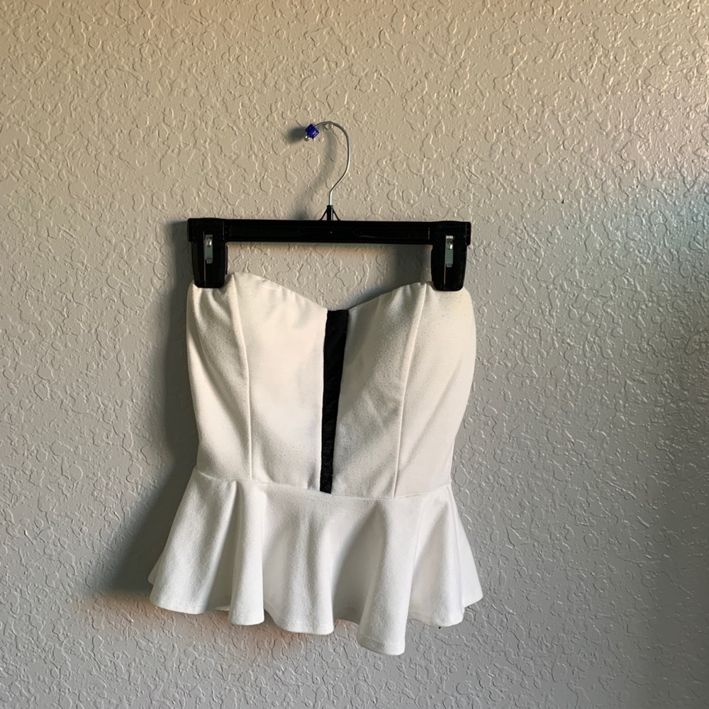 Strapless blouse.